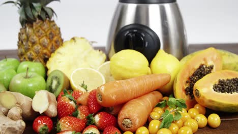 diversas frutas y verduras en la licuadora