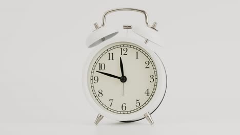 reloj de alarma aislado sobre un fondo blanco, hora de espectáculo 11:30 a.m. o p.m.