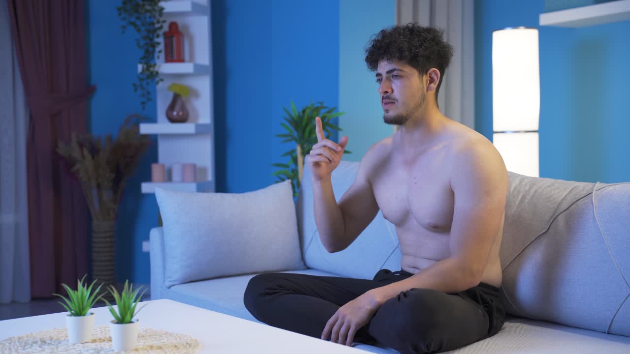 젊은 남자는 밤에 집에서 계획과 계산을 합니다.