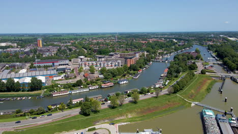 Foque-Hacia-Abajo-Del-Hermoso-Horizonte-De-La-Ciudad-Holandesa-Cerca-De-Un-Largo-Río