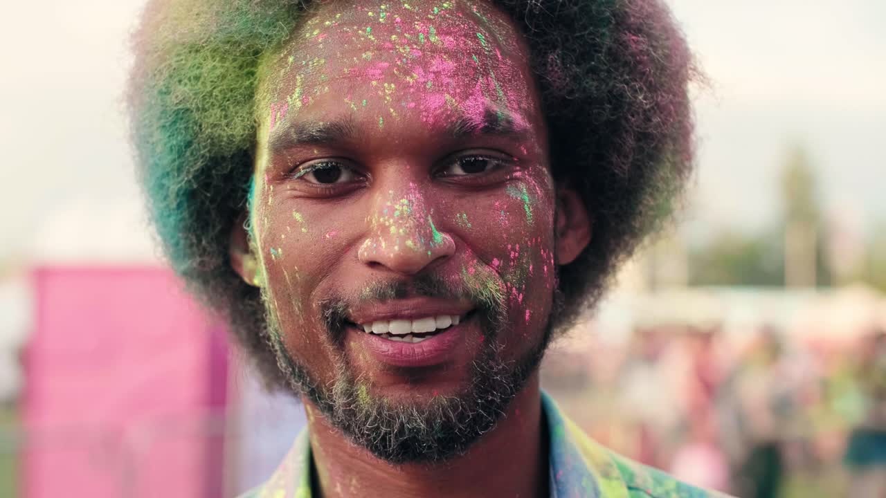 Uomo colorato alla festa