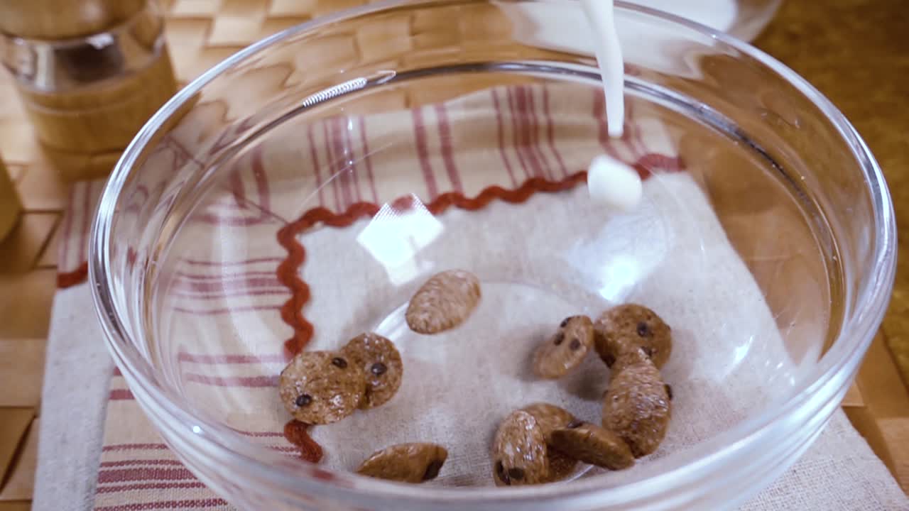 아침에 우유와 함께 맛있는 아침 식사를 위해 그 ⁇ 한 초콜릿 플레크를 그 ⁇ 에 넣습니다. 회전 추적  ⁇ 으로 느린 동작.