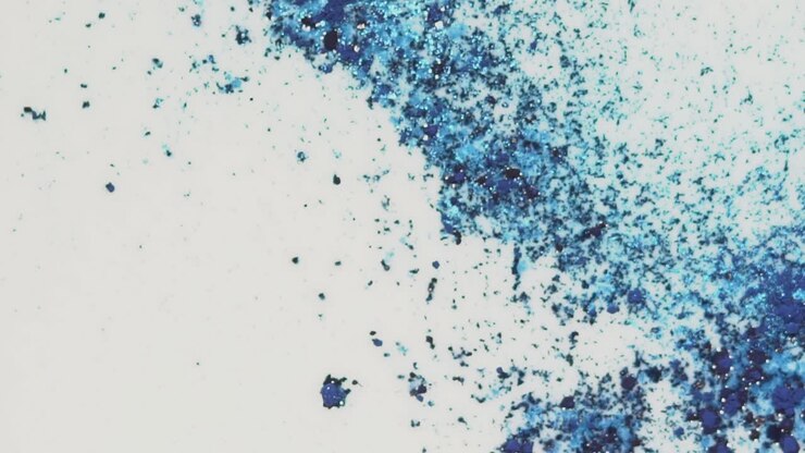 Schizzi astratti di glitter blu su bianco