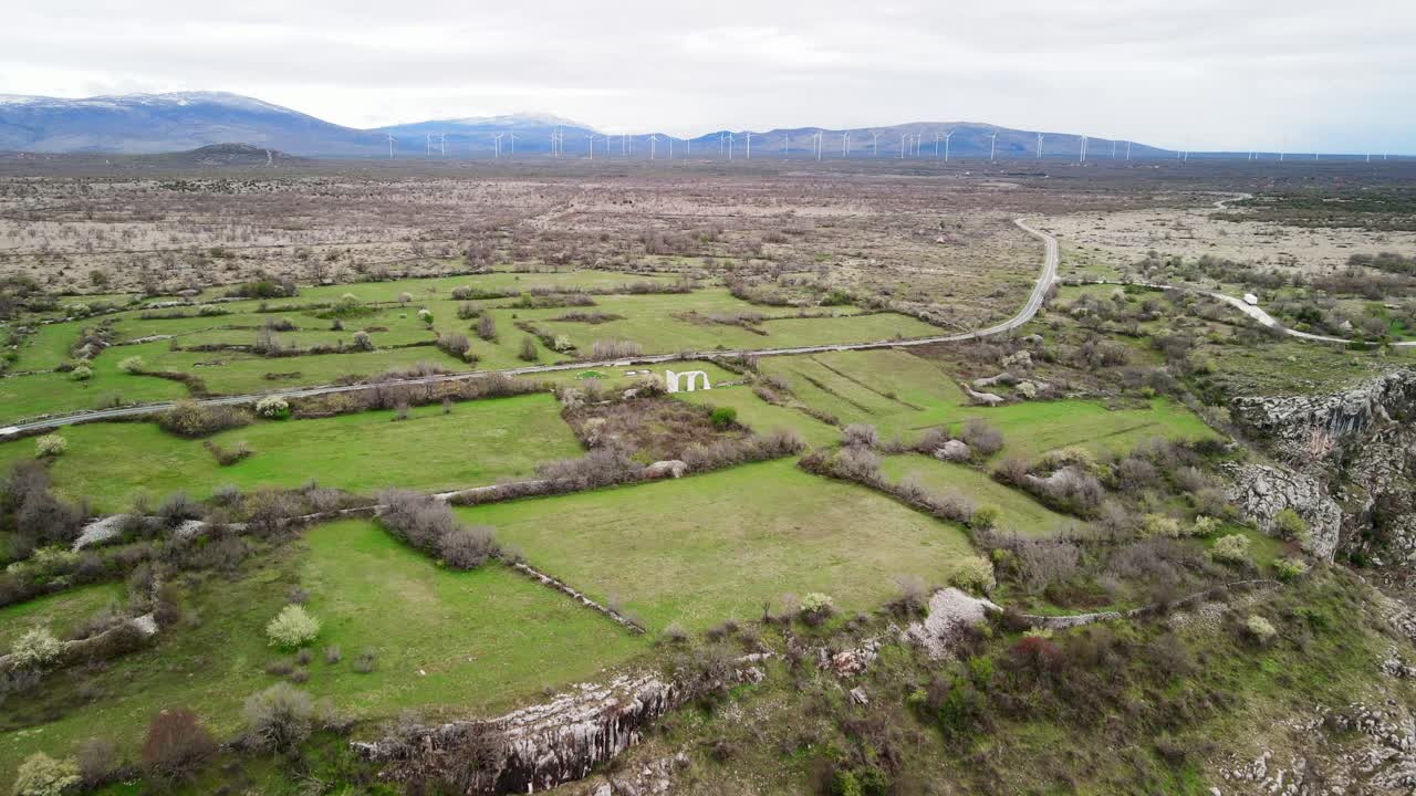 una amplia antena aérea de los arcos de piedra de las antiguas ruinas de burnum, un sitio arqueológico que solía ser un campamento de la legión romana y una ciudad cerca del parque nacional krka en dalmacia, croacia