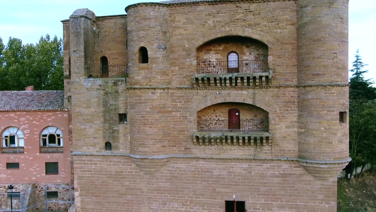 Volo con drone Mavic 2 Zoom. Riprese del Castello de la Mota de Benavente. Modalità di volo con ripresa verso l'alto. Tramonto