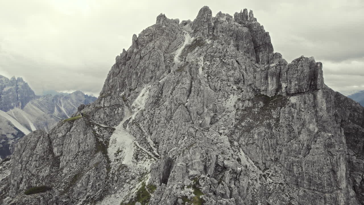 Bella vista aerea di montagne alpine 11er-7