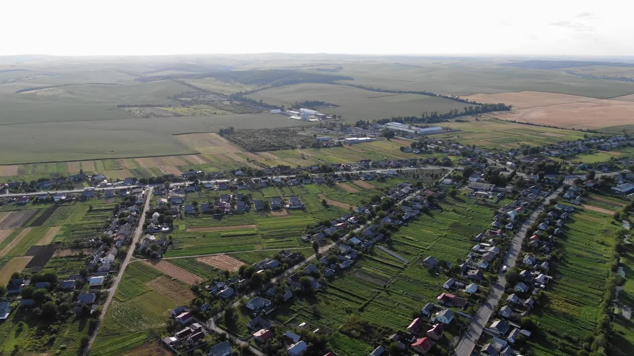 우크라이나 농지로 둘러싸인 동네의 공중 전망