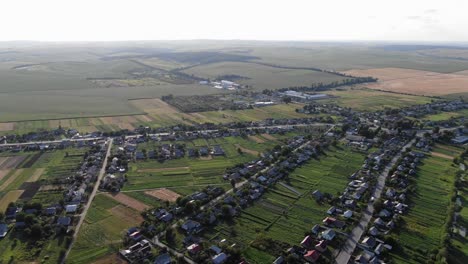 Vista-Aérea-Del-Barrio-Rodeado-De-Tierras-De-Cultivo-En-Ucrania