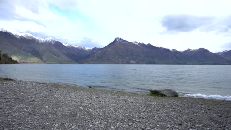 Autocaravana-Independiente-Junto-Al-Hermoso-Lago-Azul-Wakatipu,-Queenstown,-Nueva-Zelanda-Con-Montañas,-Nieve-Fresca,-Cielo-Nublado-En-El-Fondo