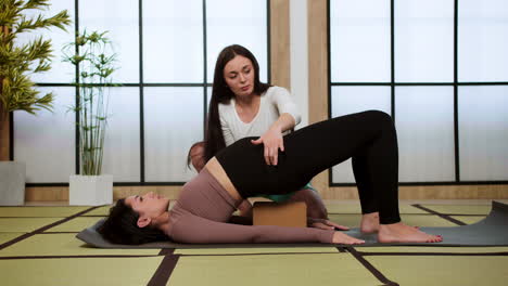mujeres haciendo yoga en el interior
