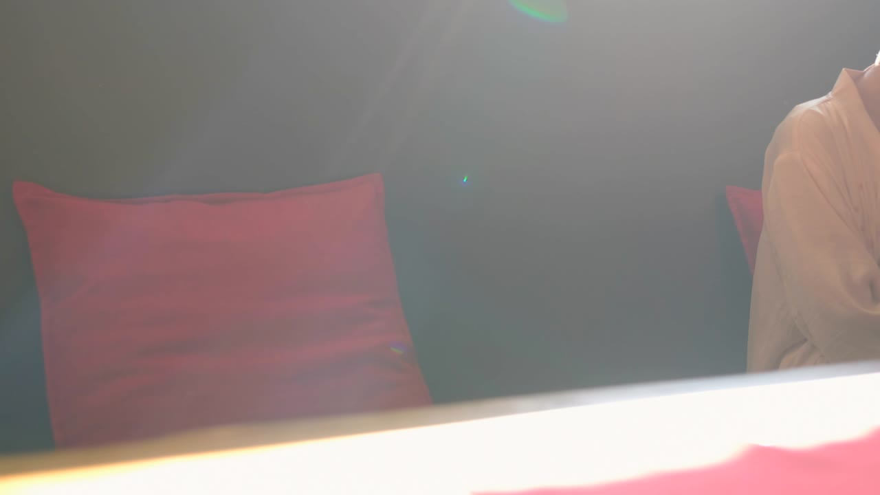 mujer usando teléfono móvil en el café 4k