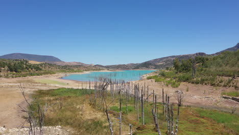 Aéreo---Lago-Artificial-De-Zahara-De-La-Sierra,-Cádiz,-España,-Tiro-Escénico-Hacia-Adelante