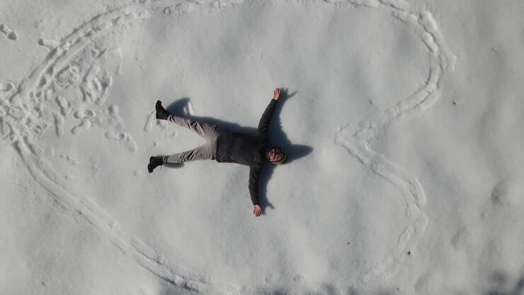 L'Uomo che Fa un Cuore nella Neve