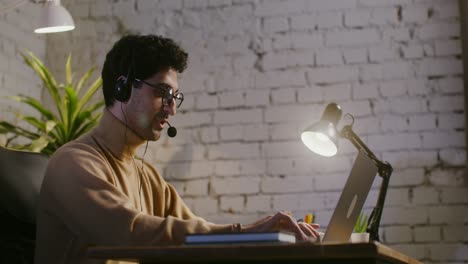 hombre trabajando desde casa en la computadora portátil