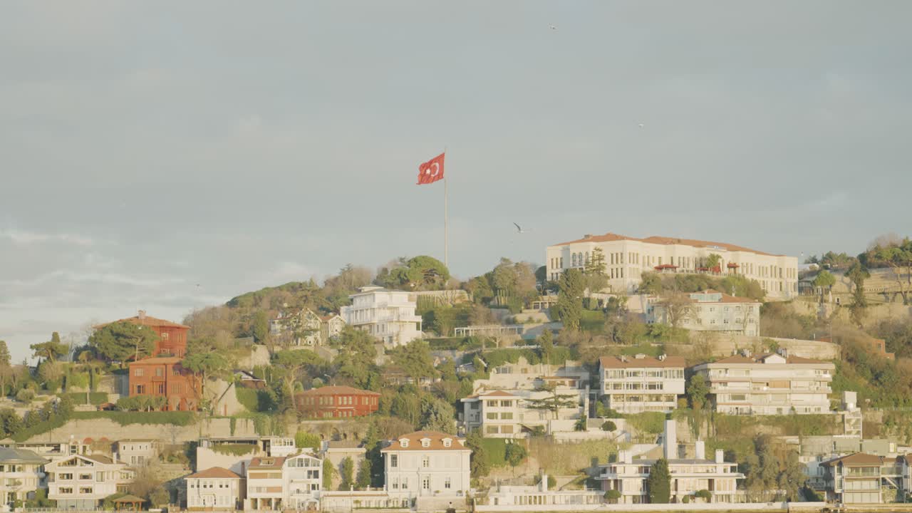 터키 국기와 함께 이스탄불 도시 풍경