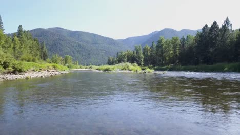 Drohne-Bewegt-Sich-Flussabwärts-In-Der-Nähe-Des-Flusses