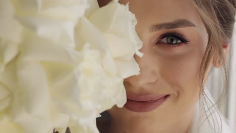 hermosa novia sonriendo con un ramo de rosas blancas