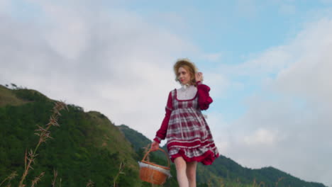 Traje-Renacentista-Medieval-Histórico-Pasado-De-Moda,-Mujer-Joven-Modelo-Caucásica-Caminando-En-El-Paisaje-Natural-De-Las-Montañas-Ventosas