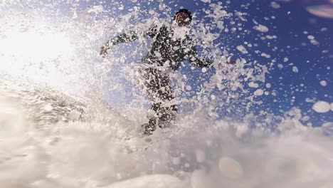 Muscular,-Joven,-Ajuste,-Joven,-Atleta,-Surfeo,-En,-El,-Océano,-Con,-Casco-Blanco