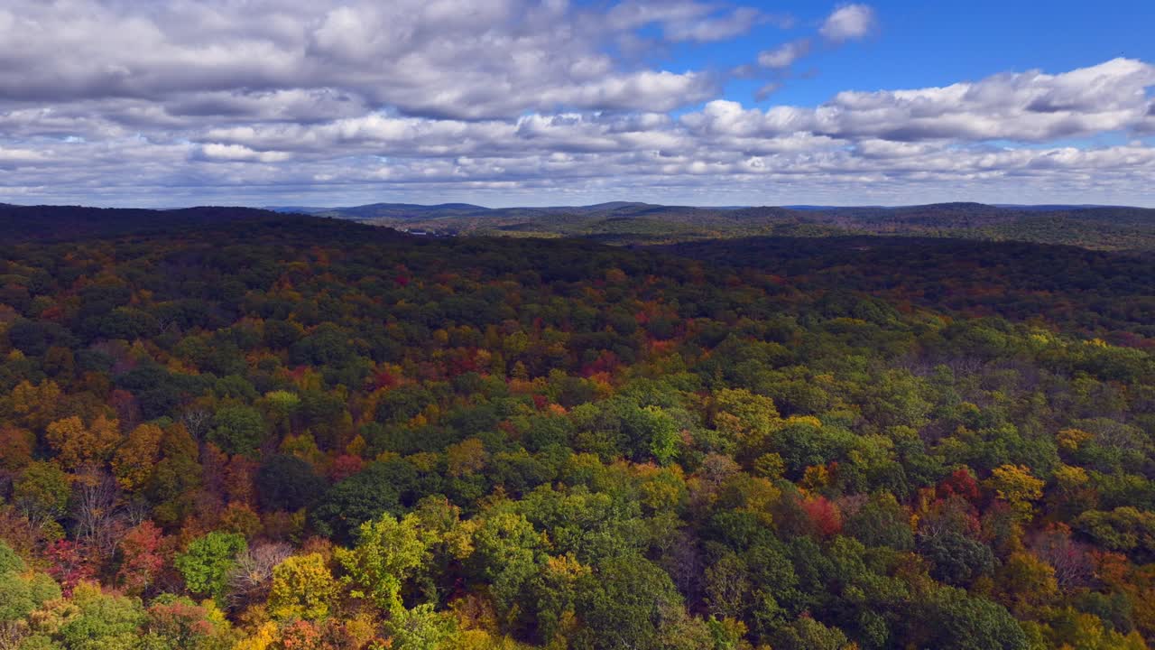 una vista aérea de las montañas en el condado de putnam, nueva york en un hermoso día