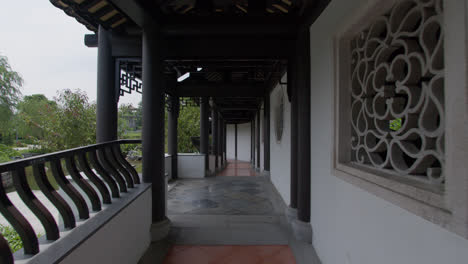 Beautiful-oriental-style-hallway,-Chinese-heritage-village