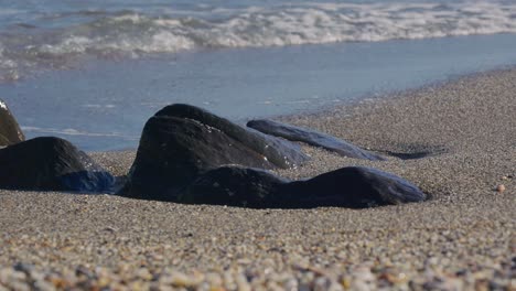 Rock-and-soft-ocean-waves-at-the-beach