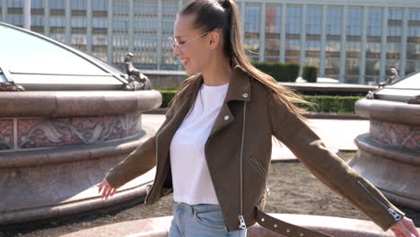 mujer feliz en el parque de la ciudad