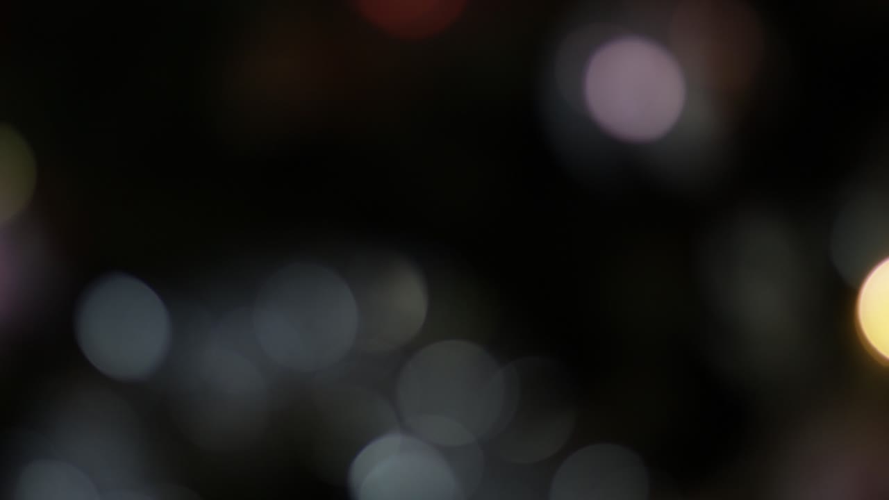 Luci di Natale sfocate, effetto bokeh, su un albero di Natale