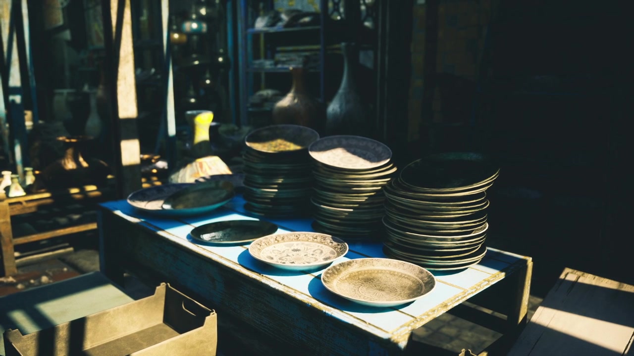 Travl markedsplads der fremviser diverse keramik- og metalgenstande
