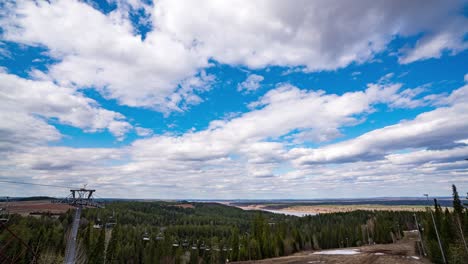 hermoso paisaje escénico de primavera y verano en las montañas, bosque y río alrededor. ascensor de esquí que se mueve con apenas turistas durante el bloqueo. teleféricos. vista desde la cima de la colina. bucle