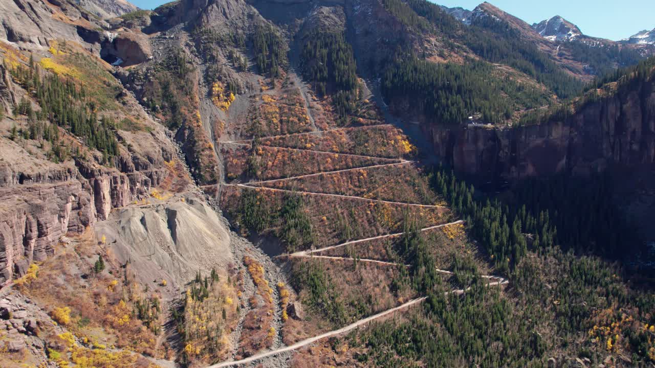 drone disparado entrando en un ángulo que muestra el paso del oso negro