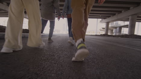 equipa de dança a caminhar na estrada.