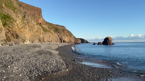 playa desierta ondas suaves golpeando en las guijarros en las mareas plenas belleza en la naturaleza costa del cobre waterford irlanda