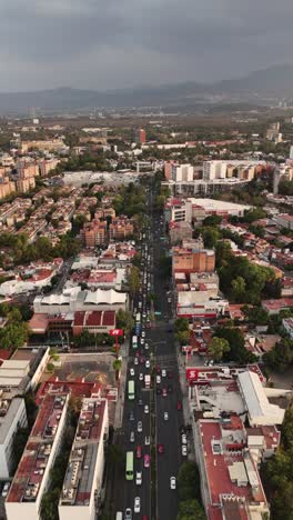 Vista-Aérea-Vertical-De-Las-Calles-Del-Sur-De-La-Ciudad-De-México,-Captura-De-La-Vida-Latinoamericana.