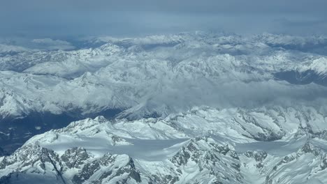 Impresionantes-Vistas-De-Las-Montañas-De-Los-Alpes-Ne-Italianos,-Vista-Cercana,-Volando-A-5000-M-De-Altura
