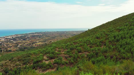 vista aérea volando hacia hermosas montañas verdes