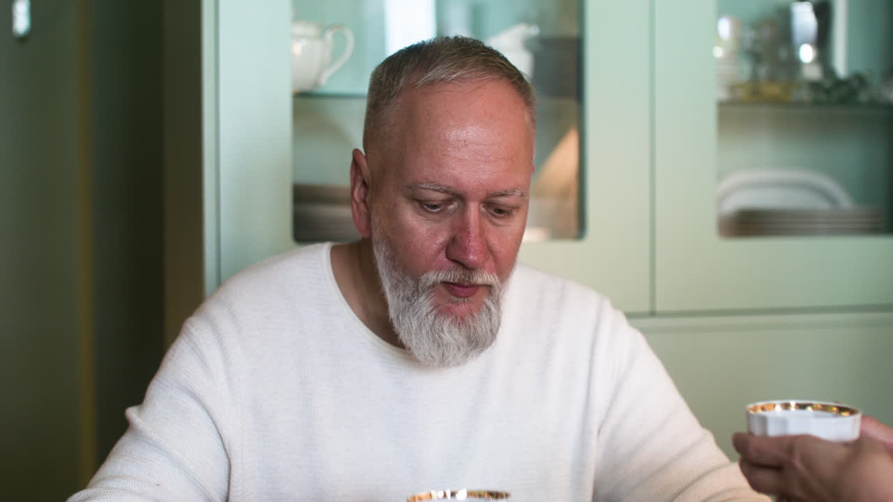 pareja tomando té en casa