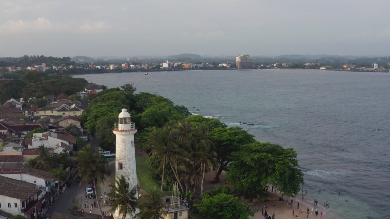 Vista costiera con faro, oceano e paesaggio tropicale