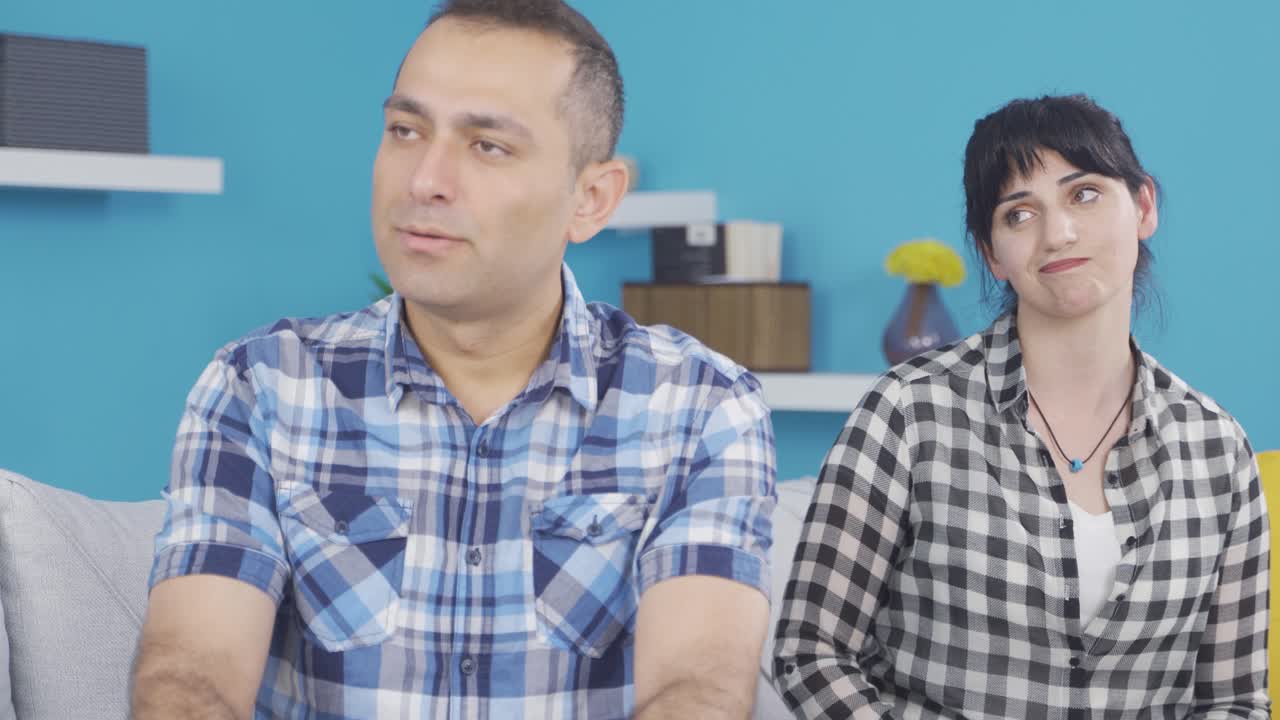 A woman who is offended by her husband. A couple that doesn't get along.