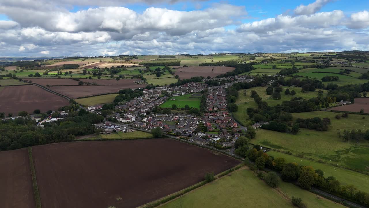 Dronebillede af Hexham-broen i det nordøstlige England, Northumberland, en britisk markedsby i Tynedale, Storbritannien