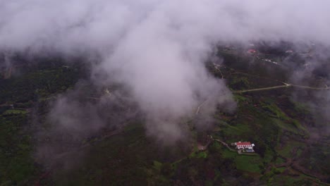 paisaje costero cerca de cabo da roca portugal con una pequeña casa entre nubes bajas, aero