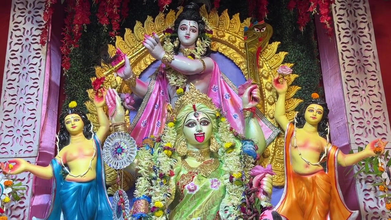 Diwali é um dos maiores festivais da Índia, e Kali, uma das divindades hindus, é adorada nesta celebração.