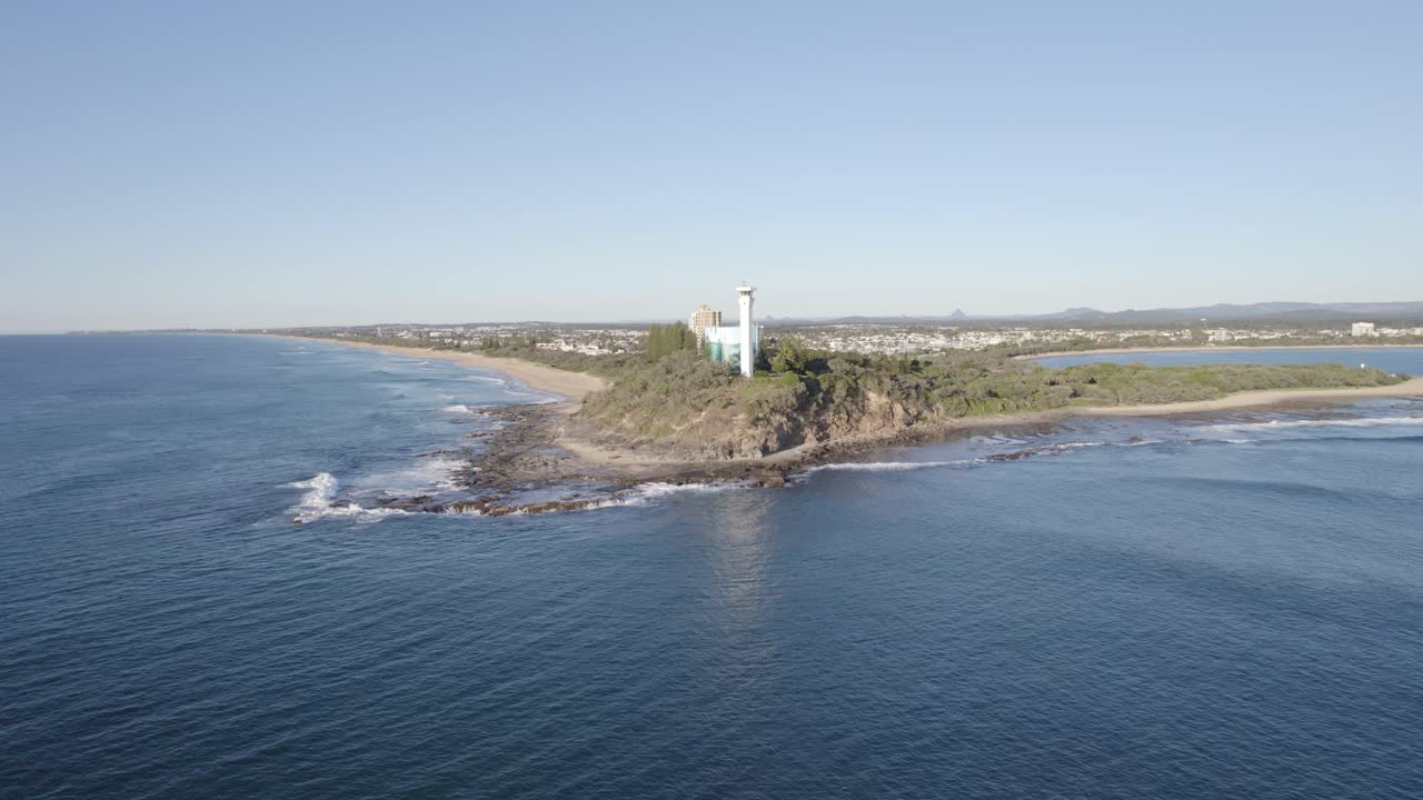 маяк пойнт-картрайт - современный маяк в заповеднике пойнт-картрайт в квинсленде, австралия