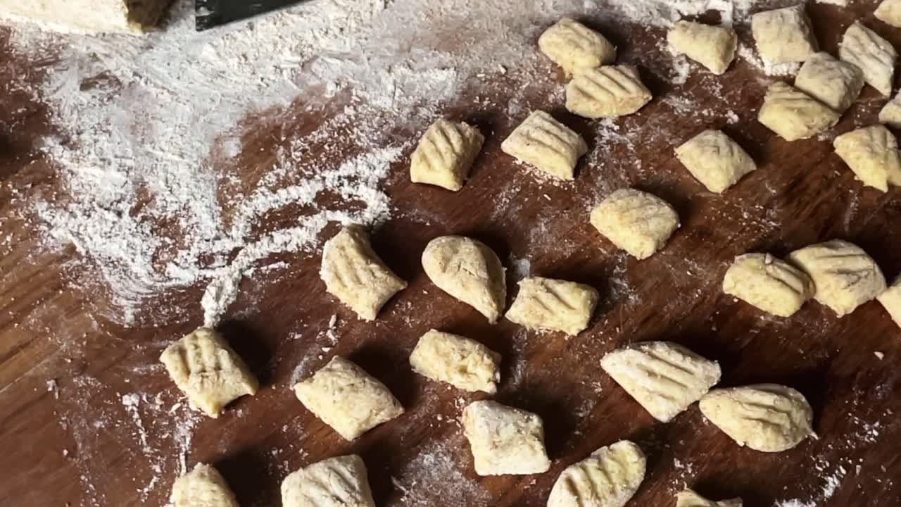 gnocchi pasta tradicional italiana hecha a mano por el chef
