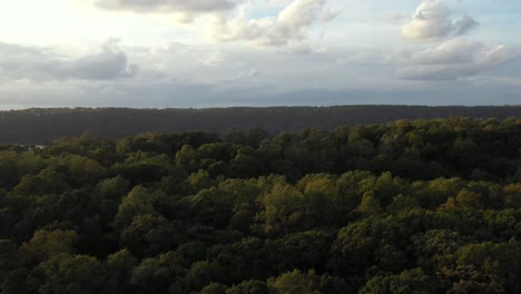 espectacular ascenso aéreo sobre inwood hill con una hermosa revelación de las empalizadas de nueva jersey y el río hudson con nubes espectaculares