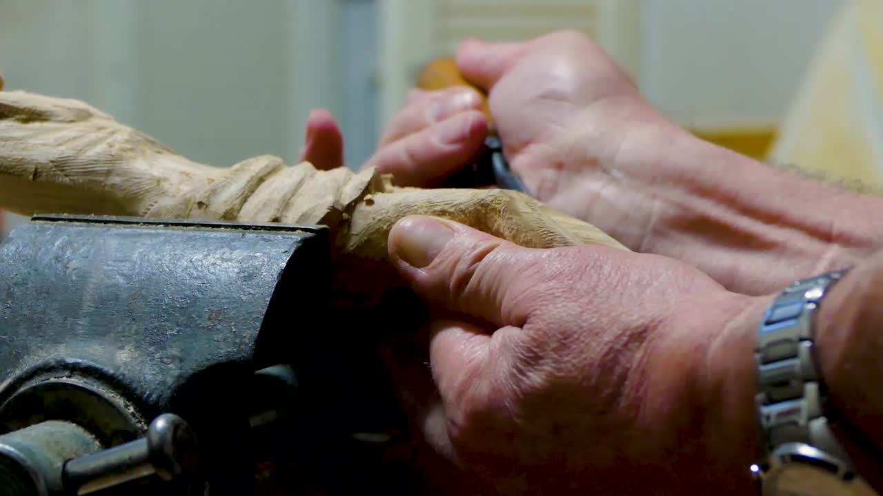 escultor italiano en su taller trabajando en una estatua de madera de olivo