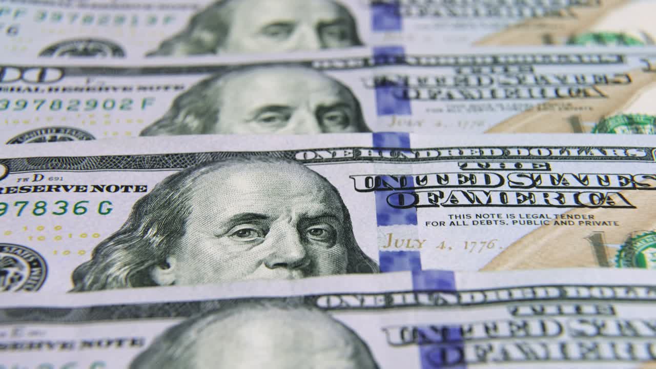 billetes de dólar estadounidense, dinero de papel, moneda de tasa de cambio. billetes de efectivo. el concepto de finanzas e inversión. cien dólares estadounidenses. economía empresarial