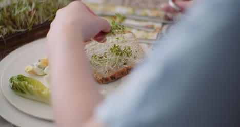 Frohe-Osterfrau,-Die-Osterferienfrühstück-Isst-2