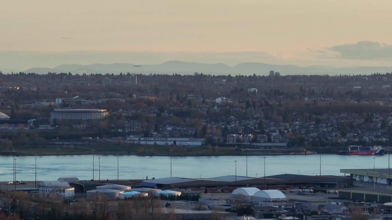 un paisaje urbano con un avión volando por encima