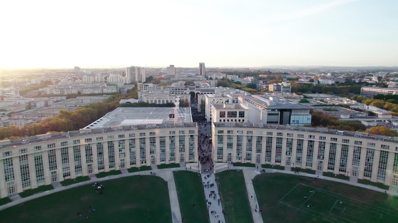 impresionante toma aérea articecturel simétrica durante la puesta de sol